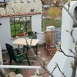 Pauls Hexenhaus Hexe Mit Fahrrad Garage Und Innenhof Fuer Motorraeder *