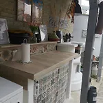 Pauls Hexenhaus Hexe Mit Fahrrad Garage Und Innenhof Fuer Motorraeder ثال