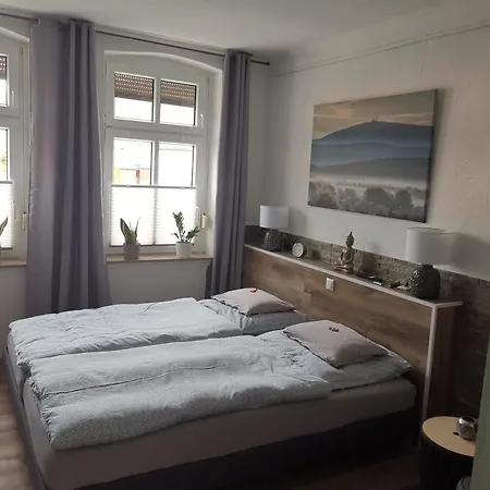 Pauls Hexenhaus Hexe Mit Fahrrad Garage Und Innenhof Fuer Motorraeder * Thale