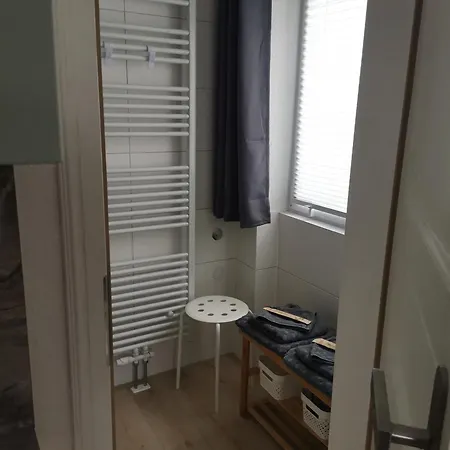 Daire Pauls Hexenhaus Hexe Mit Fahrrad Garage Und Innenhof Fuer Motorraeder *