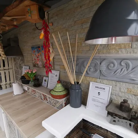 Pauls Hexenhaus Hexe Mit Fahrrad Garage Und Innenhof Fuer Motorraeder * Thale