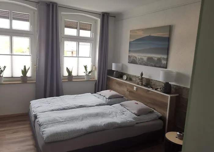 Pauls Hexenhaus Hexe Mit Fahrrad Garage Und Innenhof Fuer Motorraeder * Thale