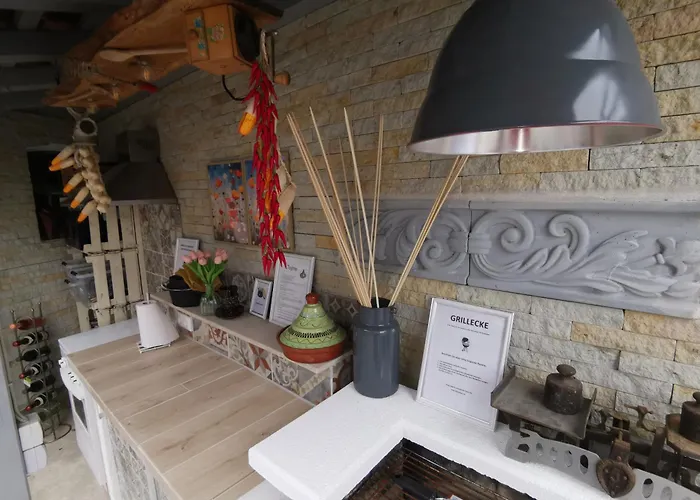 Pauls Hexenhaus Hexe Mit Fahrrad Garage Und Innenhof Fuer Motorraeder * Thale