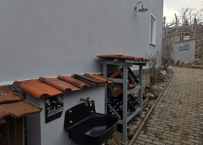 Pauls Hexenhaus Hexe Mit Fahrrad Garage Und Innenhof Fuer Motorraeder *